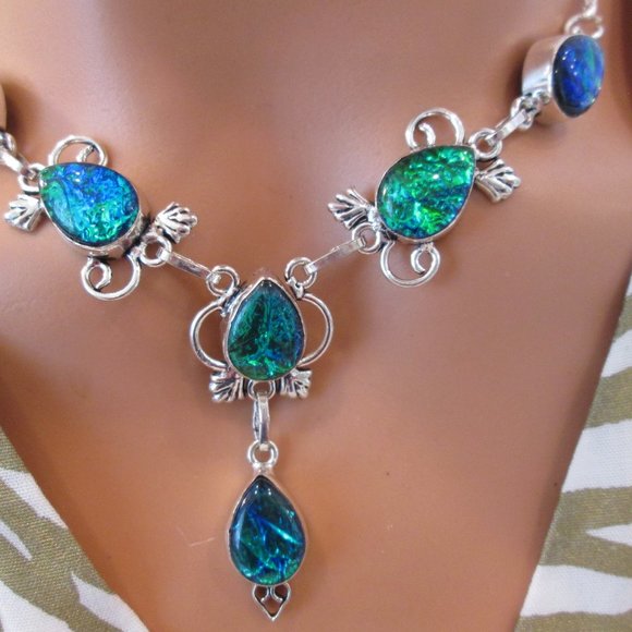 a gemstone,in a simple sitting,is the centerpiece of this necklace.the necklace - Picture 3 of 8